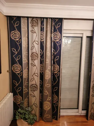 Cortinas de salón con diseño floral