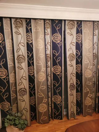 Cortinas de salón con diseño floral