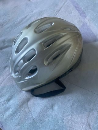 Casco de bicicleta plateado