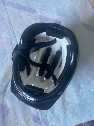 Casco de bicicleta plateado