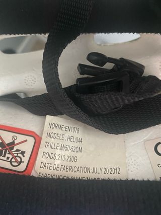 Casco de bicicleta plateado