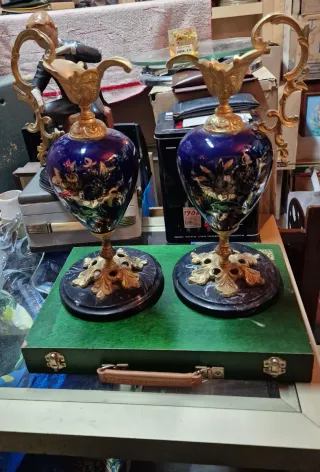 Jarrones de Porcelana y Bronce con Base de Mármol