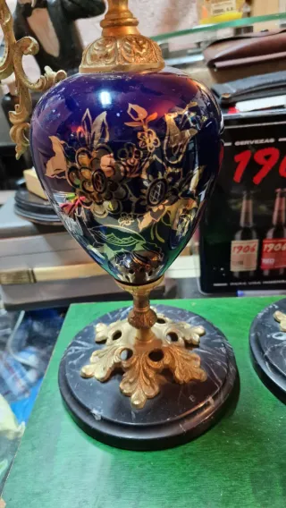 Jarrones de Porcelana y Bronce con Base de Mármol