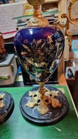 Jarrones de Porcelana y Bronce con Base de Mármol