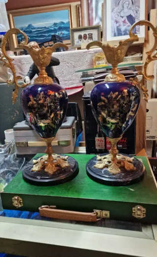 Jarrones de Porcelana y Bronce con Base de Mármol