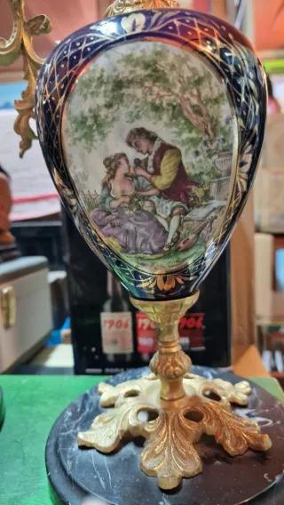 Jarrones de Porcelana y Bronce con Base de Mármol