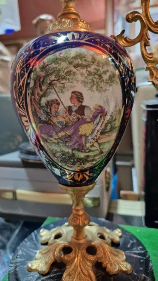 Jarrones de Porcelana y Bronce con Base de Mármol