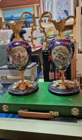 Jarrones de Porcelana y Bronce con Base de Mármol