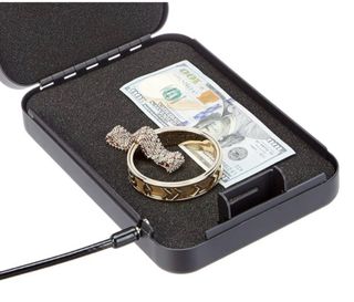 Caja de seguridad portátil Amazon Basics