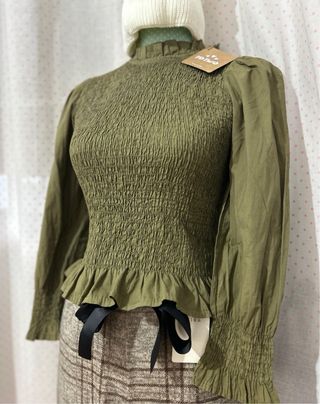 Conjunto de ropa marrón y verde