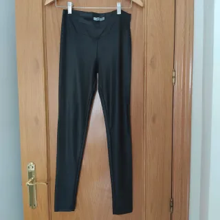 Leggings efecto piel Stradivarius Talla M