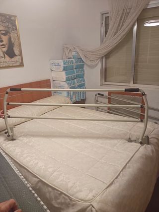 Cama articulada con colchón y barandas