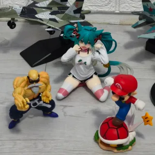 Figuras de anime, gaming y aviones de combate