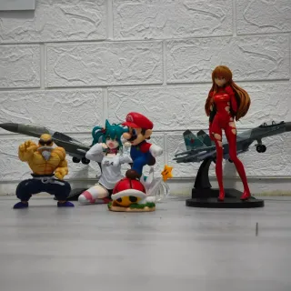 Figuras de anime, gaming y aviones de combate