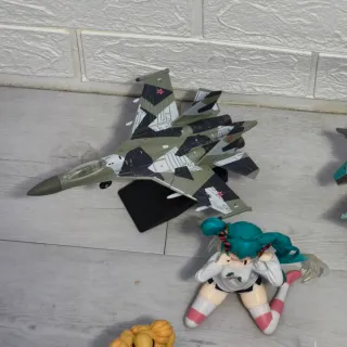 Figuras de anime, gaming y aviones de combate