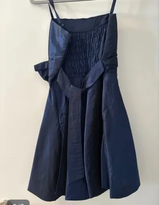 Vestido de fiesta azul con lazo