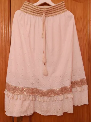 Falda blanca con detalles dorados