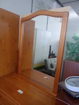 Cómoda más espejo de madera