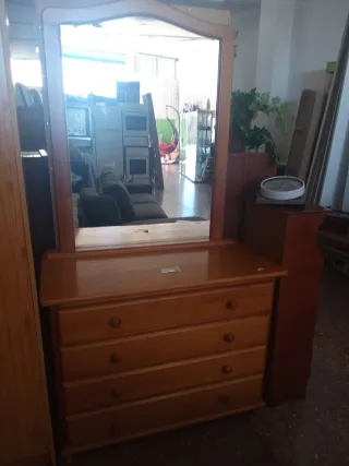 Cómoda más espejo de madera