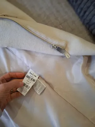 Abrigo Salsa Beige crema con Cuello Peludo