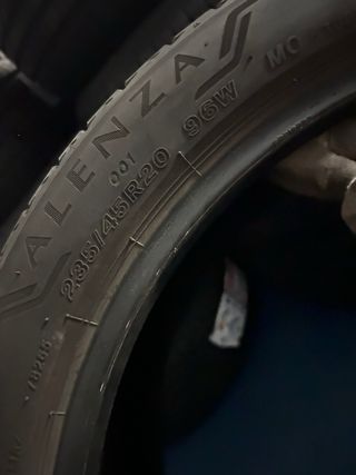 Neumáticos Bridgestone Alenza 235/45/20 (4uds)