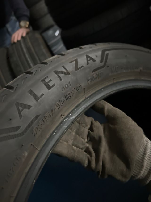 Neumáticos Bridgestone Alenza 235/45/20 (4uds)