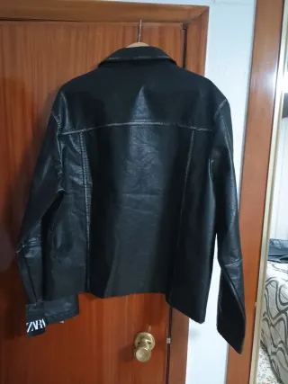 Chaqueta efecto piel ZARA Negra/Marrón Talla L