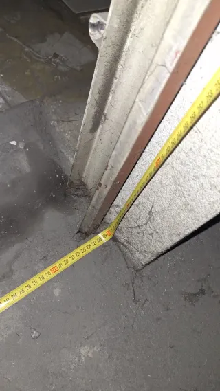 Puerta de garaje metálica.