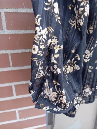 Blusa floral negra