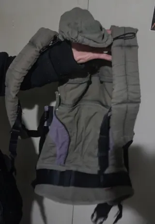 Mochila porta bebé azul con jirafas