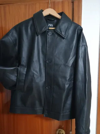 Chaqueta Zara imitación cuero negra hombre