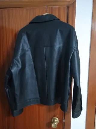 Chaqueta Zara imitación cuero negra hombre