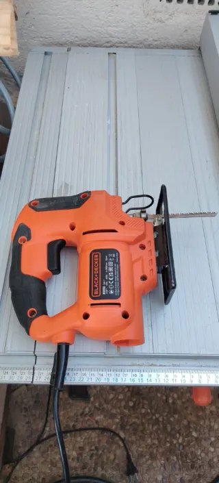 Sierra de calar Black+Decker 400W