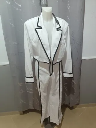 Traje blanco con rayas negras