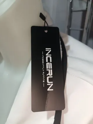 Traje blanco con rayas negras