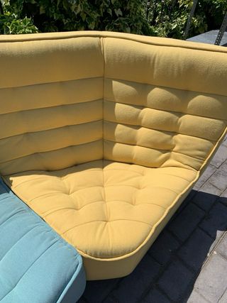 Sofá modular de tela, módulos de colores diferente