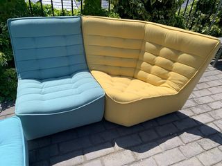 Sofá modular de tela, módulos de colores diferente