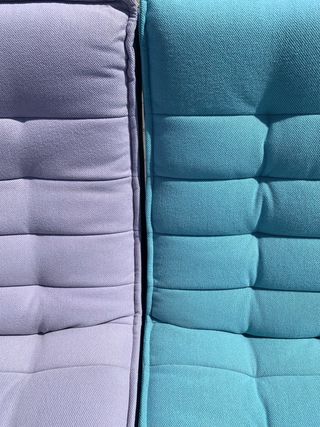 Sofá modular de tela, módulos de colores diferente