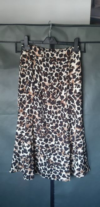 Falda de corte midi. Nueva sin estrenar. Estampado