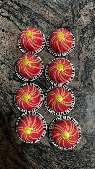 Cafetera Nespresso Vertuo Blanca y Negra +cápsulas