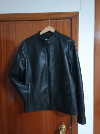 Chaqueta efecto piel hombre negra