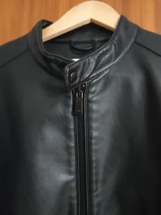 Chaqueta efecto piel hombre negra