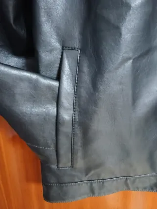 Chaqueta efecto piel hombre negra