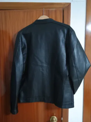 Chaqueta efecto piel hombre negra
