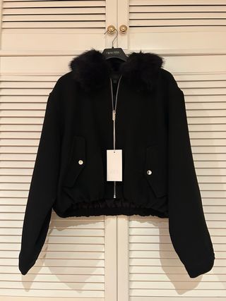 Chaqueta Zara Negra con Cuello Peludo