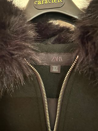 Chaqueta Zara Negra con Cuello Peludo