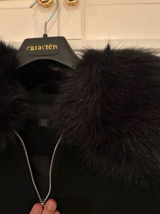 Chaqueta Zara Negra con Cuello Peludo