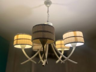 Lámpara de techo beige y dorada