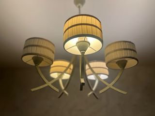 Lámpara de techo beige y dorada