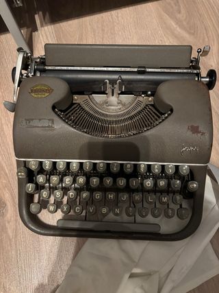 Máquina de escribir vintage R.BERNES